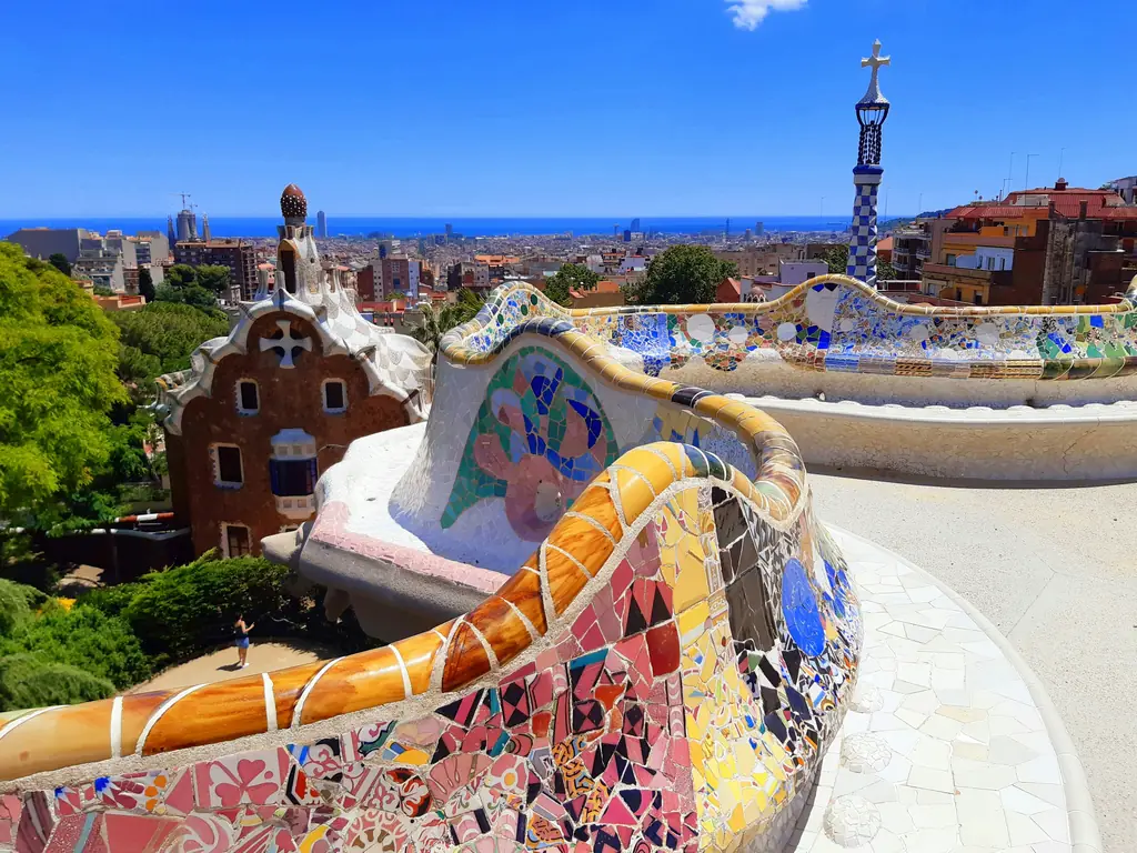 Mosaikbank im Park Güell mit Blick über Barcelona